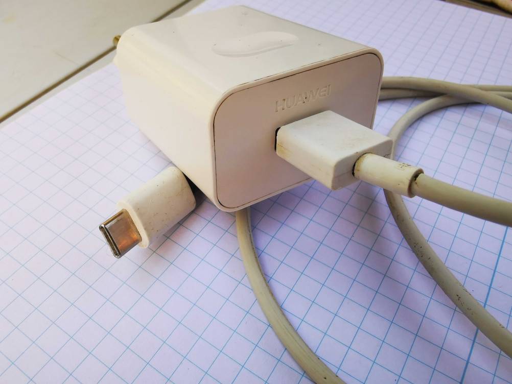 USB-Schnellladegerät-Test: Nahaufnahme des eingesteckten Kabels in das Gerät.