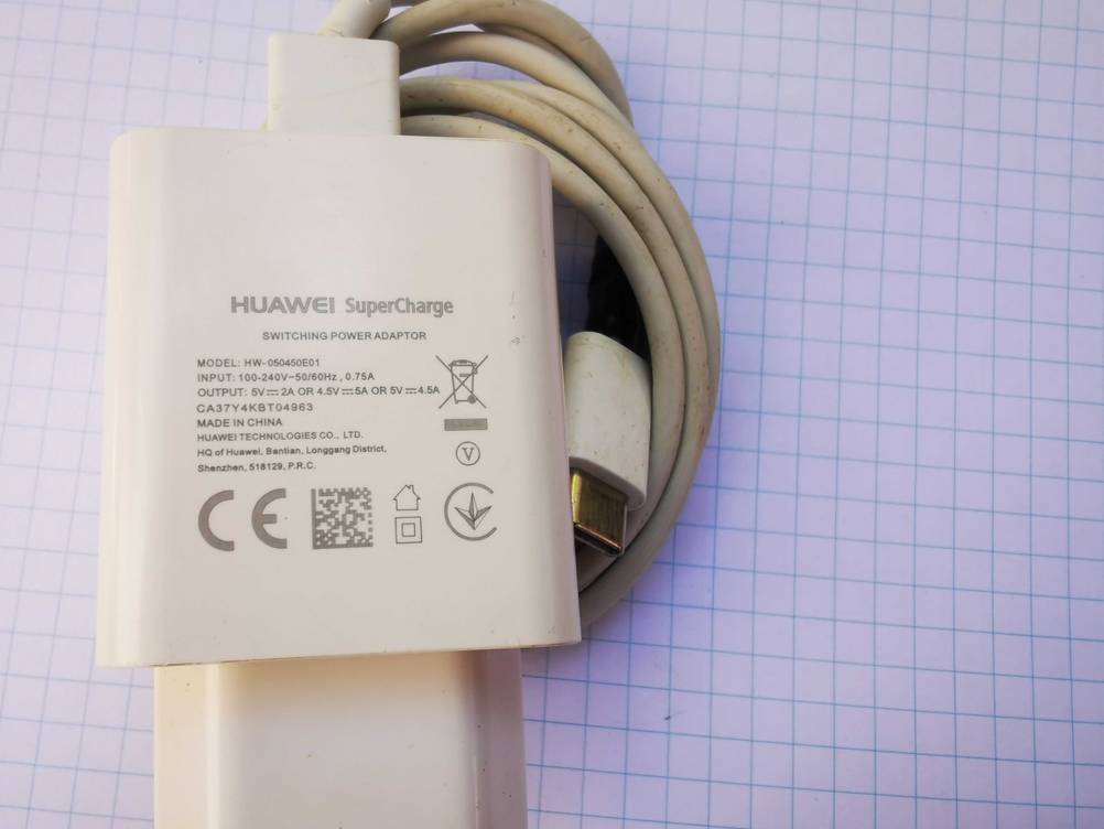 Nahaufnahme des Aufdrucks auf dem getesteten USB-Schnellladegerät.