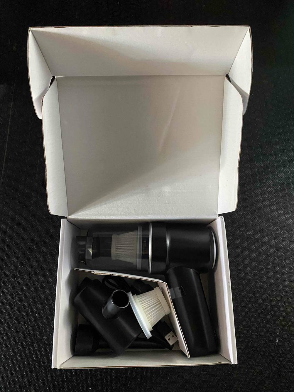 Der getestete USB-Staubsauger liegt mit seinem Zubehör in einer Box.