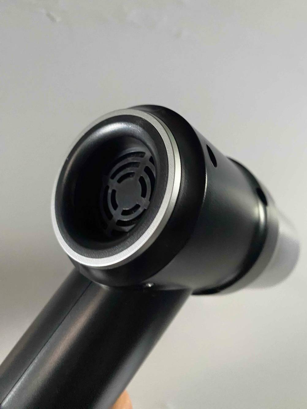 USB-Staubsauger im Test: Nahaufnahme der Lüftungsschlitze hinten.