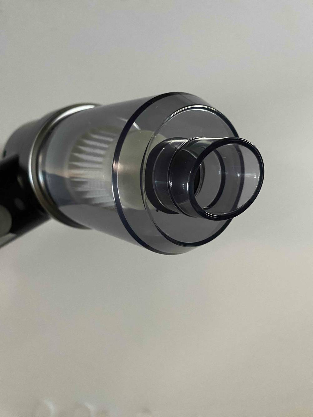 USB-Staubsauger im Test: Nahaufnahme der Saugdüse vorne.