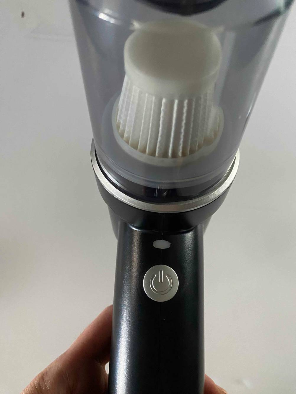 USB-Staubsauger-Test: Nahaufnahme des Bedienknopfes am Griff.