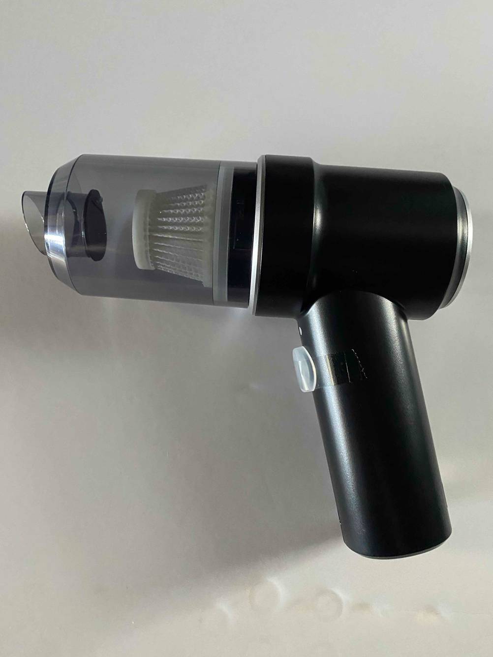 Getestet: Der USB-Staubsauger von der Seite auf einer hellen Fläche liegend.