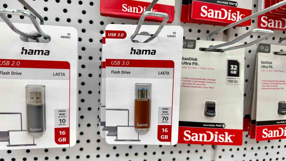 In einem Regal hängt der getestete USB-Stick (16GB) neben anderen Produkten.