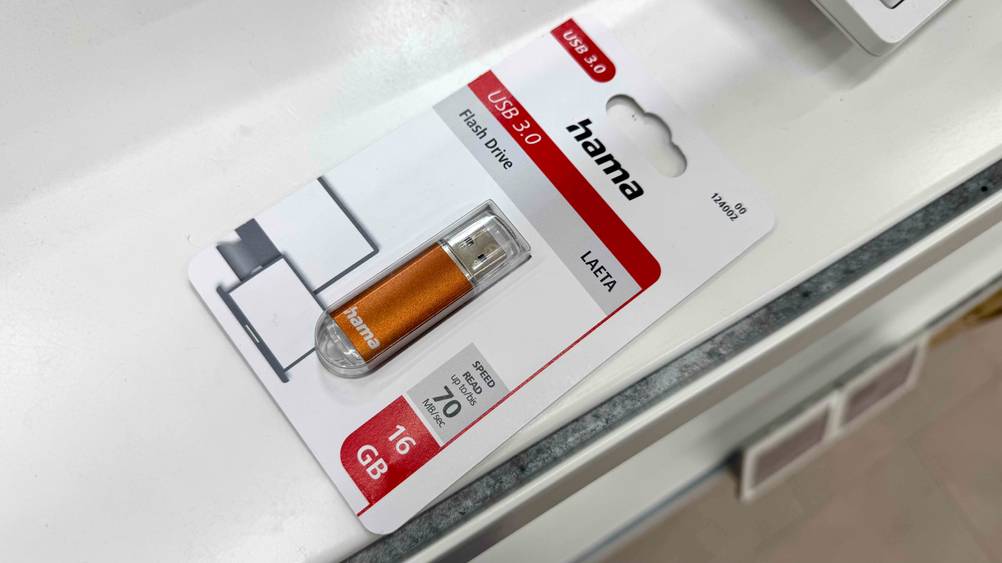 USB-Stick (16GB) getestet: Ein originalverpacktes Gerät auf einer hellen Fläche.