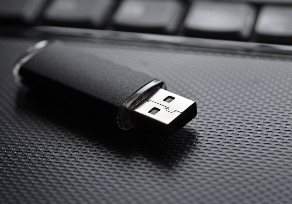 USB-Stick (256GB) im Test: Ein schwarzer USB-Stick liegt auf einem Laptop.