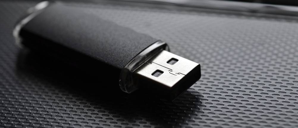 ein schwarzer USB-Stick ohne Kappe