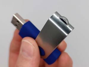 USB-Stick in einer Hand