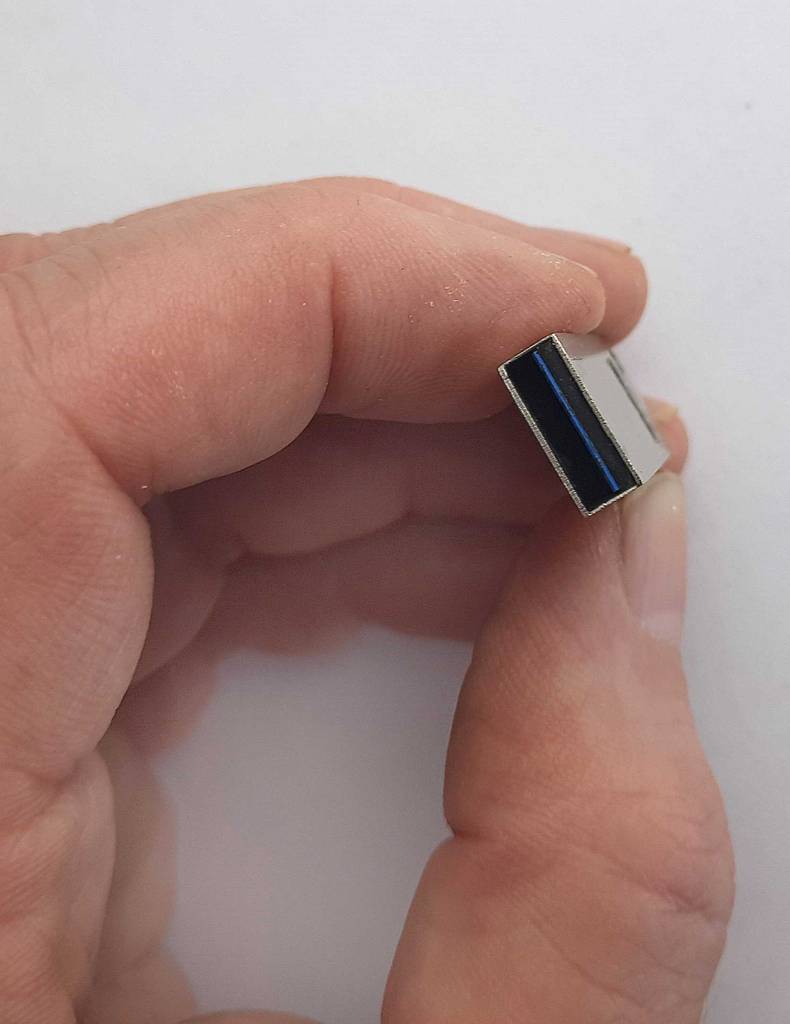 USB-Stick-Schlüsselanhänger im Test: Eine Hand zeigt die Details des Steckers.