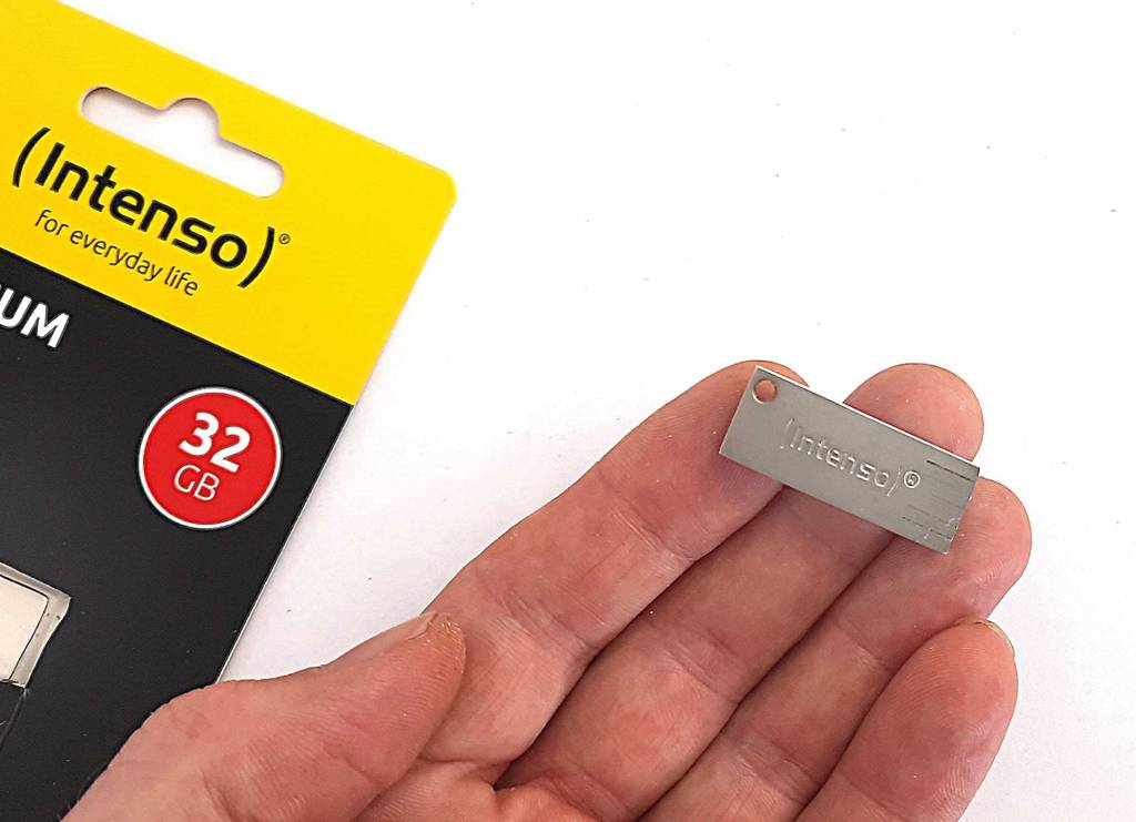 Ein getesteter USB-Stick-Schlüsselanhänger liegt auf einer Handfläche.