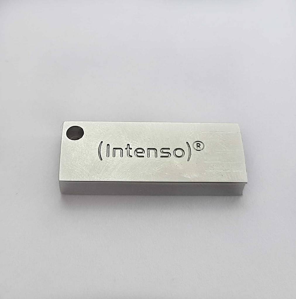 Auf einem getesteten USB-Stick-Schlüsselanhänger ist groß der Markenname eingraviert.