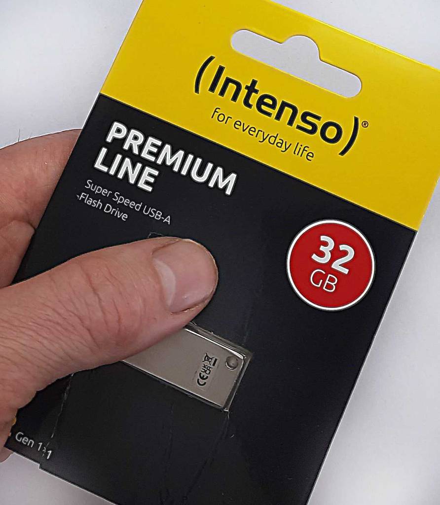 Im Test: Eine Hand hält einen verpackten USB-Stick-Schlüsselanhänger.