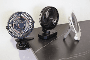 Test der USB-Ventilatoren: Drei USB-Ventilatoren mit unterschiedlichen Befestigungsmöglichkeiten stehen auf einem Tisch.