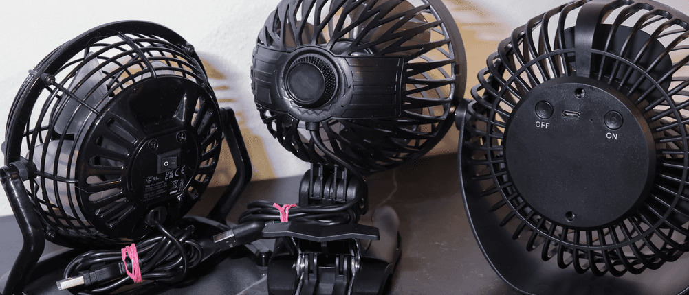 USB-Ventilatoren im Test: Rückansicht von drei schwarzen USB-Ventilatoren.