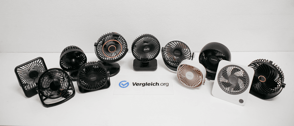 USB-Ventilator-Test: Die getesteten Ventilatoren stehen nebeneinander auf einem Tisch.