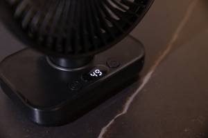 Auf dem Display eines getesteten USB-Ventilators ist der Akkuladestand zu erkennen.