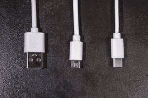 USB-Ventilatoren getestet: Mehrere unterschiedliche Kabel liegen auf einem Tisch.