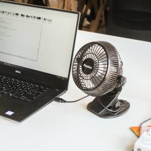USB-Ventilator neben einem Laptop