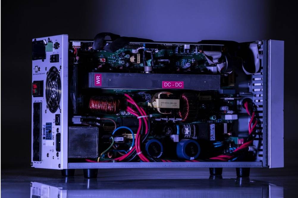 Ein Computergehäuse mit einem getesteten Mainboard. Das Gehäuse ist offen und man sieht die eingebauten Komponenten.