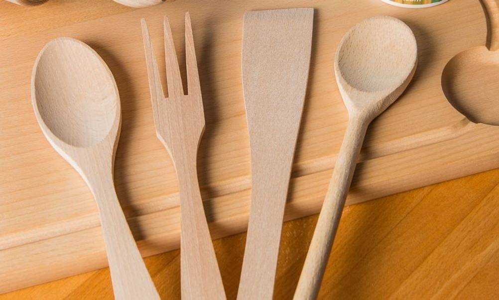 Küchenutensilien können auch mit Holzöl behandelt werden.