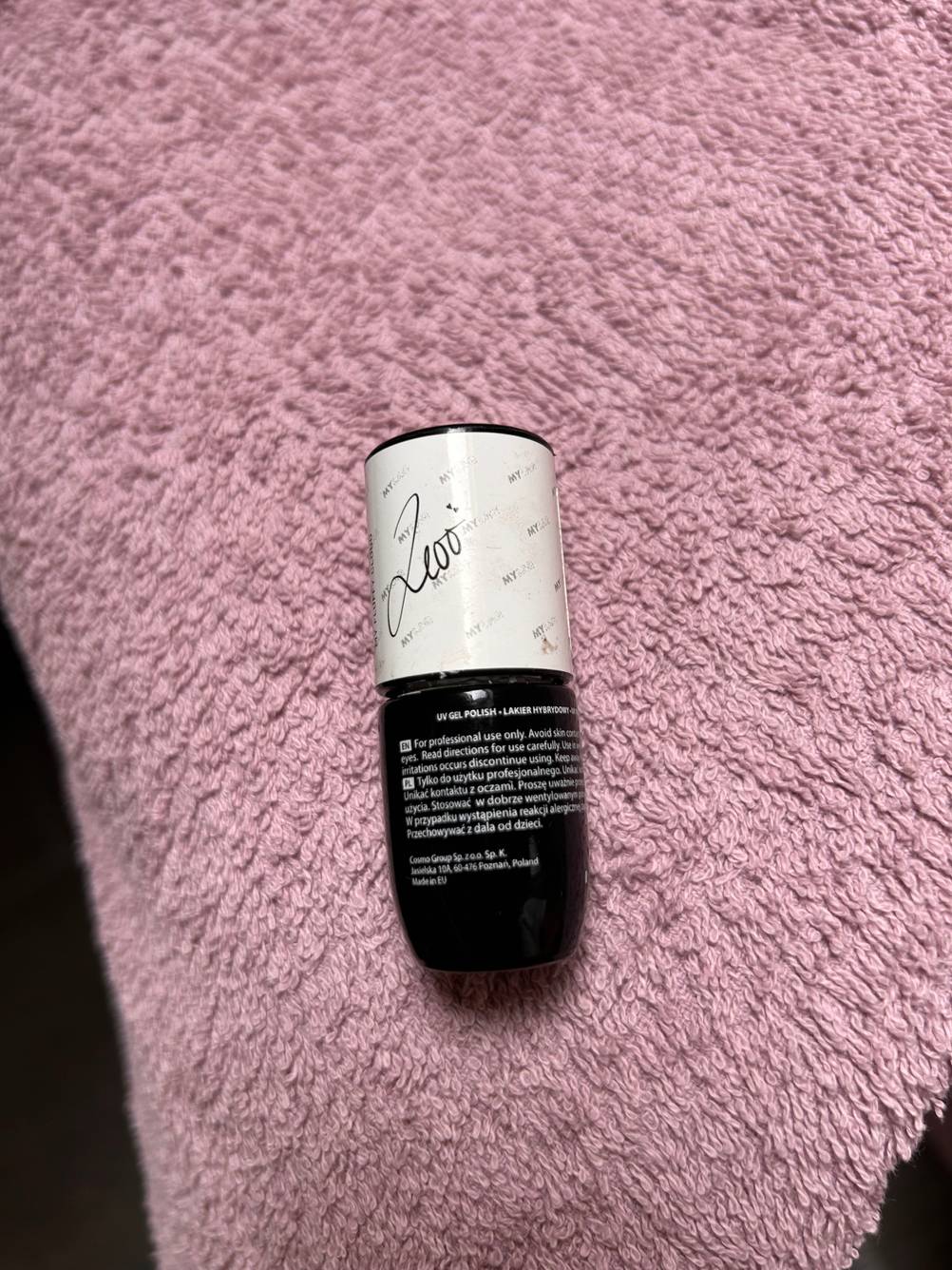 UV-Nagellack getestet: Rückseite einer Flasche auf einem pinken Handtuch.