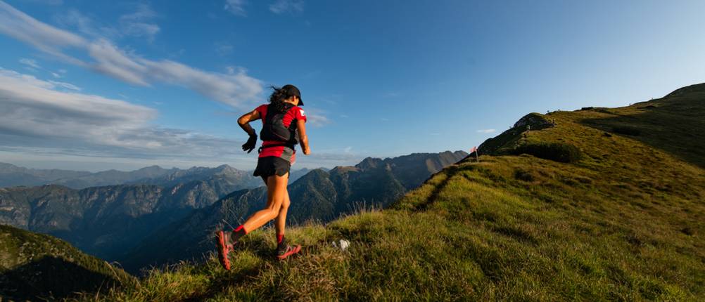 UV-Shirt Damen Test: Eine Frau beim Trailrunning. 