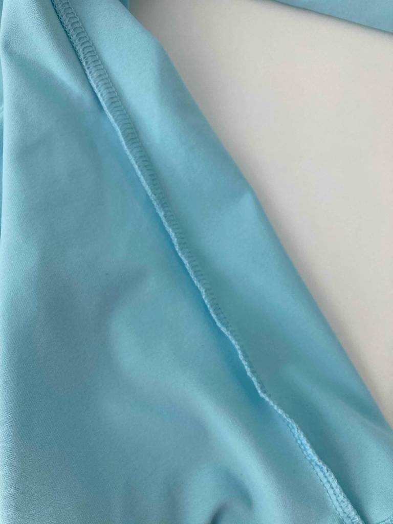 Nahaufnahme der sauber verarbeiteten Naht eines hellblauen UV-Shirts für Kinder im Test.