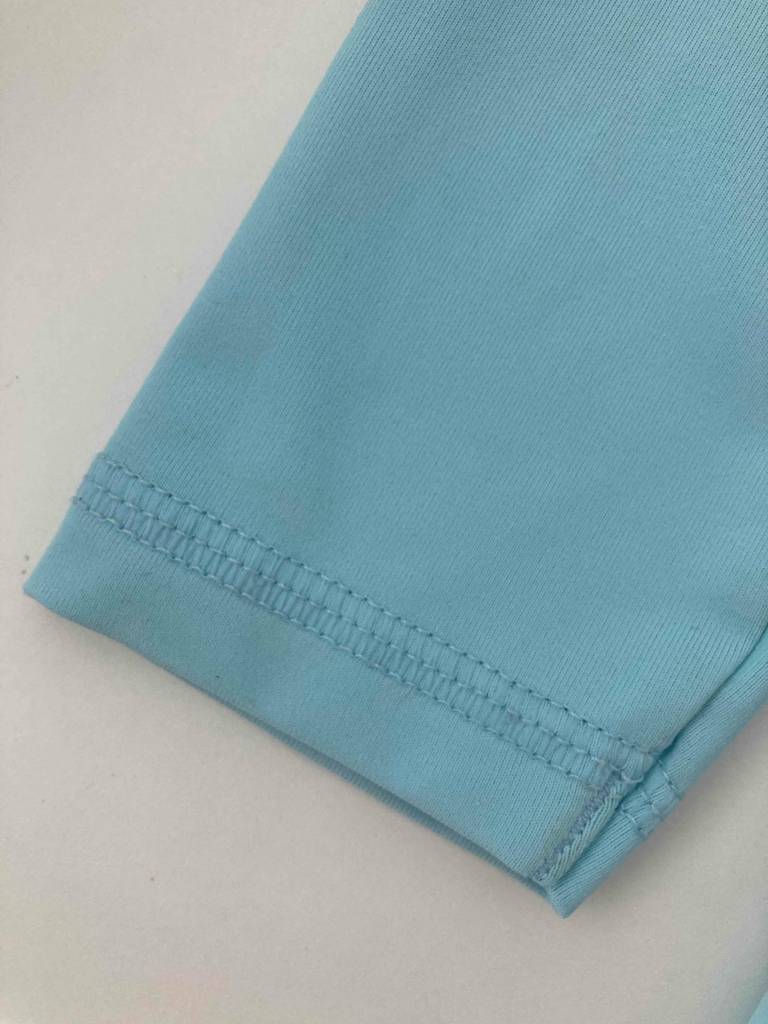 Detailansicht des Ärmelbündchens von dem hellblauen, getesteten UV-Shirt für Kinder im Test.