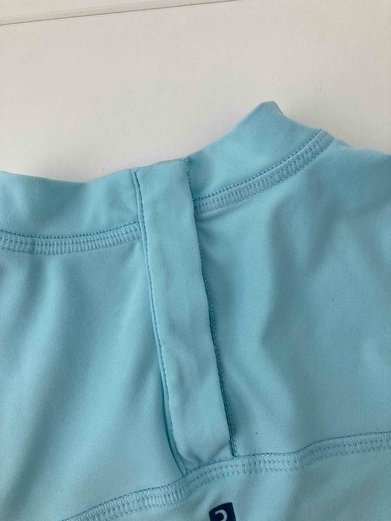Nahaufnahme des geschlossenen Kragenbereichs eines hellblauen UV-Shirts für Kinder im Test.