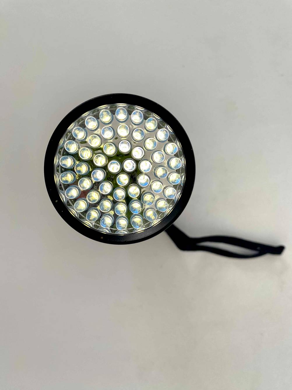 UV-Taschenlampe getestet: Nahaufnahme der LEDs von oben.