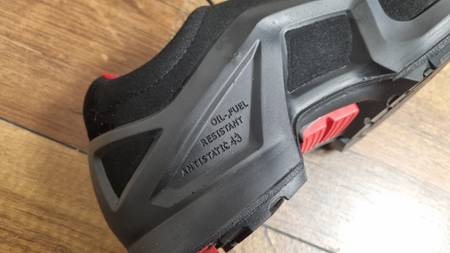 Sicherheitsschuh von der Seite, er ist Öl- und Benzin-resistent.