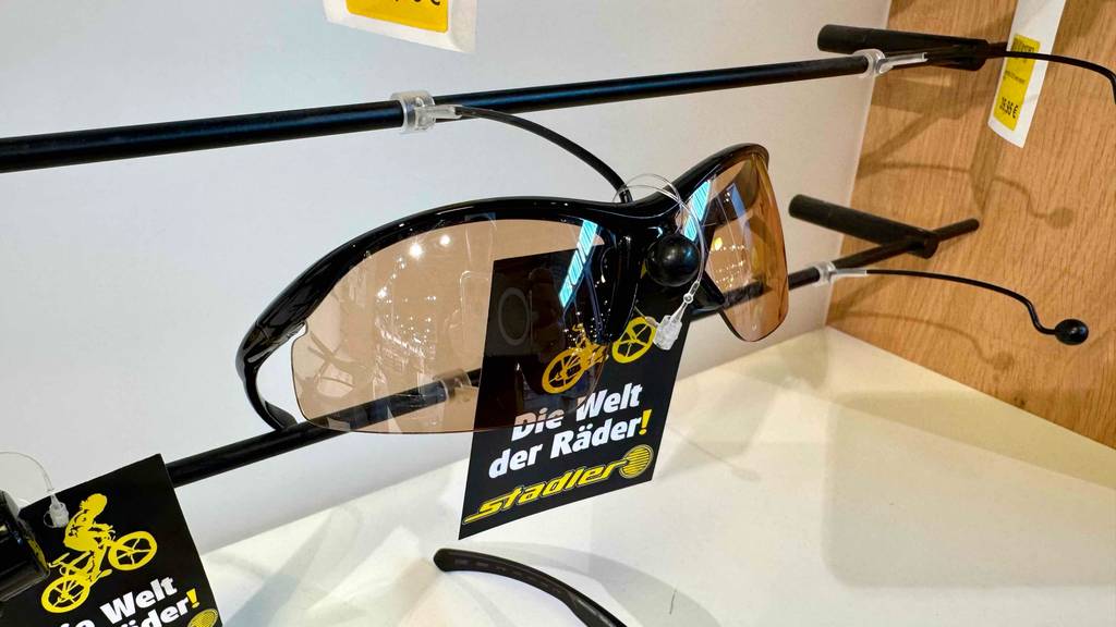 Fahrradbrillen-Test: Das Modell mit schwarzem Halbrand liegt ausgestellt im Geschäft.