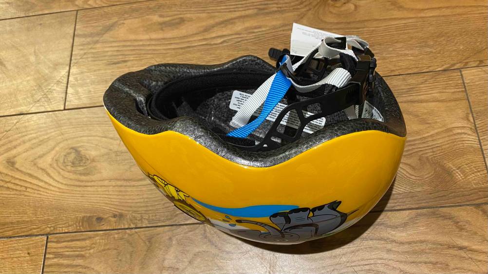 Uvex-Fahrradhelm im Test: Das gelbe Modell liegt mit Sicht auf die Kopfbefestigung auf dem Boden.