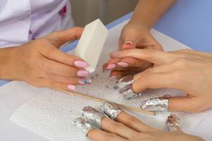 UV-Nagellack mit normalem Nagellackentferner entfernen