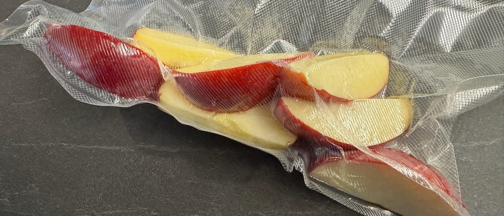 Vom Rommelsbacher VAC 385 vakuumierte Apfelstücke