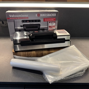 Karton, Vakuumierer und Zubehör-Rollen vom Rommelsbacher VAC 385