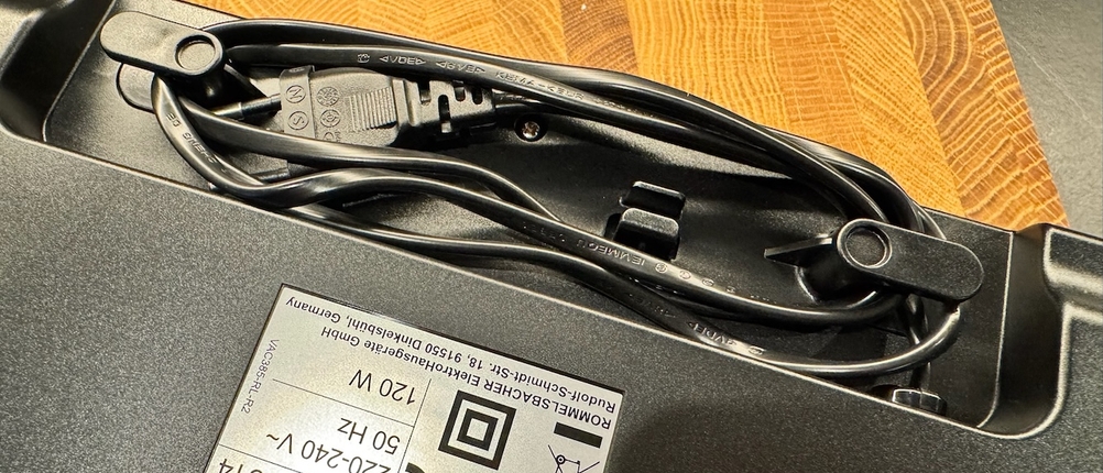 Kabelaufwicklung Rückseite beim Rommelsbacher VAC 385