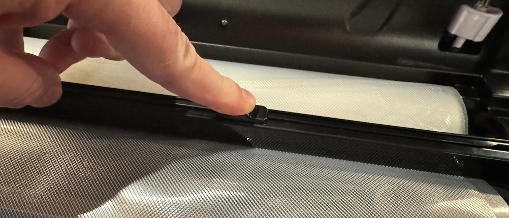 Finger drückt Knopf beim Rommelsbacher VAC 385