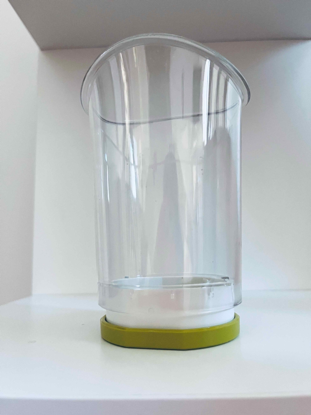 Detailansicht des Behälters eines getesteten Zwiebelschneiders.