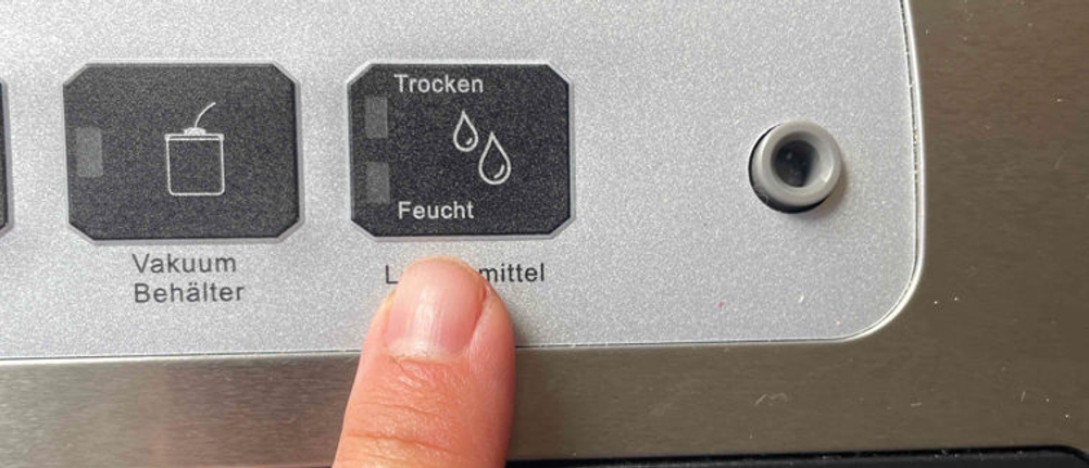 Die Funktionstasten eines getesteten Vakuumierers in der Nahaufnahme.