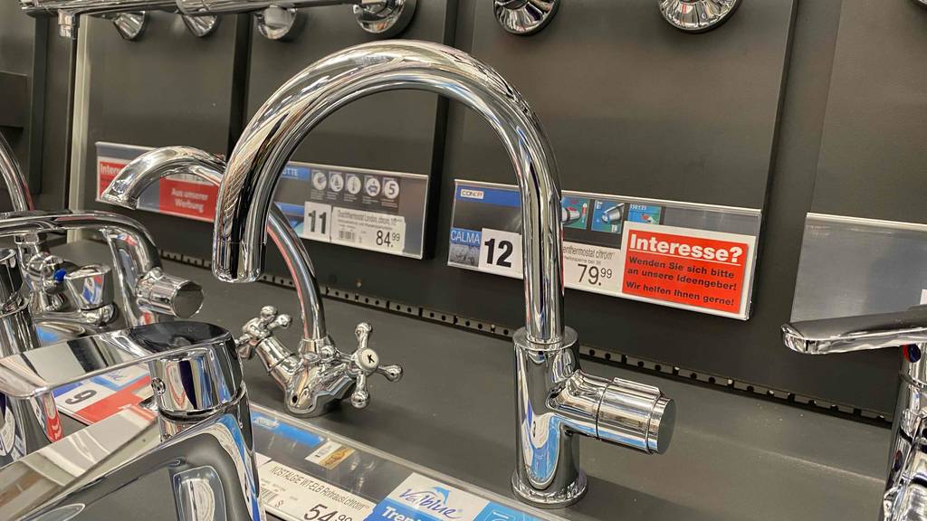Waschtischarmatur im Test: Mehrere Waschtischarmaturen befinden sich zur Ansicht in einem Ausstellungsbereich inklusive Preisschildern.