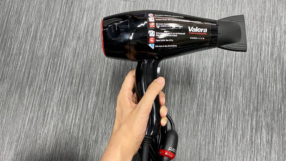 Eine Hand hält den gestesteten Valera-Haartrockner.