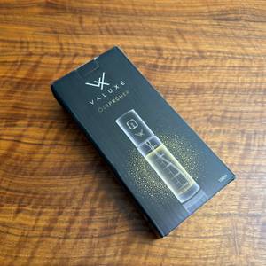 Der Karton vom Valuxe OilPro-3 liegt auf einem Tisch