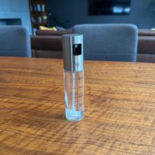 Der Valuxe OilPro-3 steht auf einem Holztisch