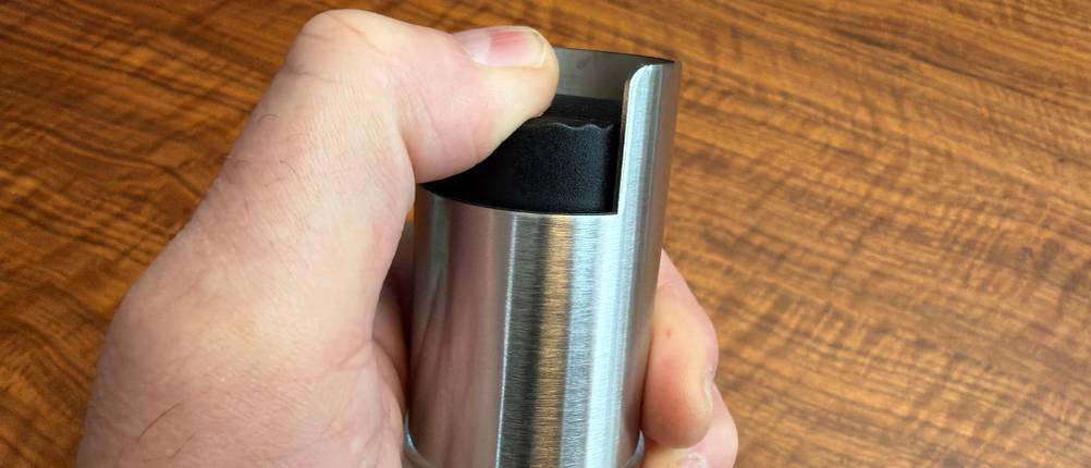 Eine Hand drückt auf den Valuxe OilPro-3