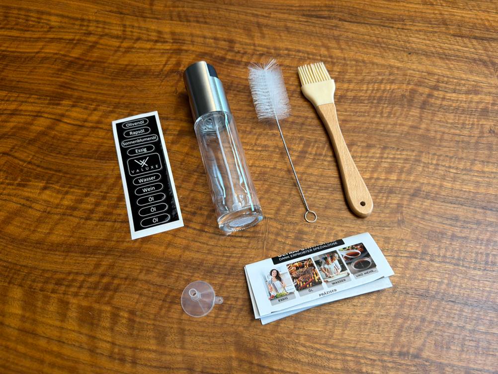 Der Lieferumfang vom Valuxe OilPro-3 liegt auf einem Tisch