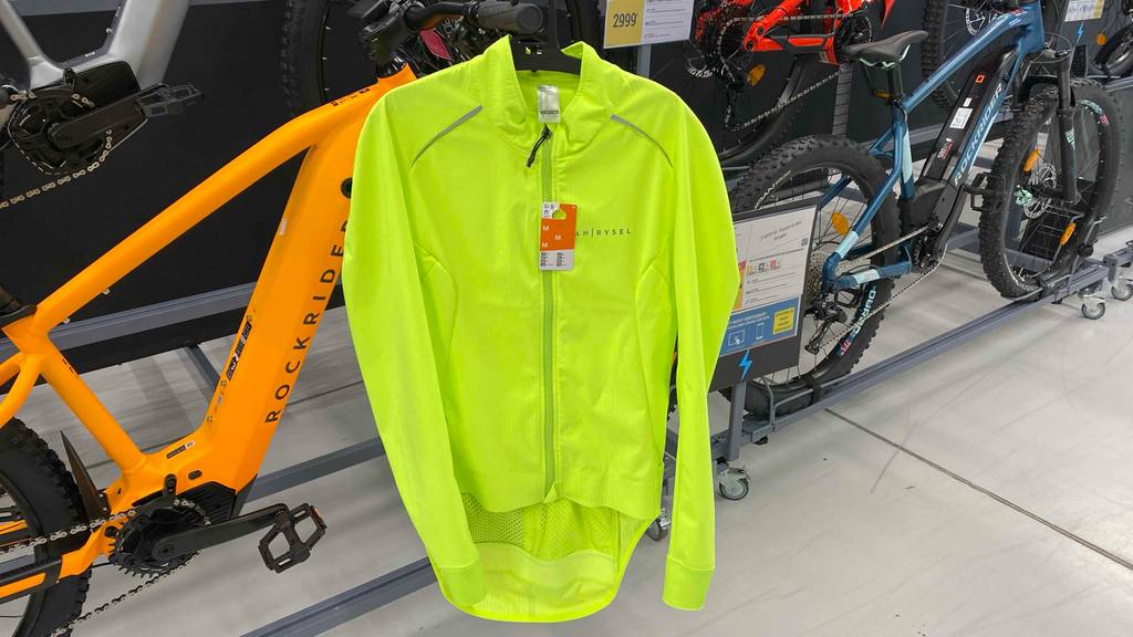 Fahrradbekleidung getestet: Fahrradbekleidung hängt an einem Fahrrad.
