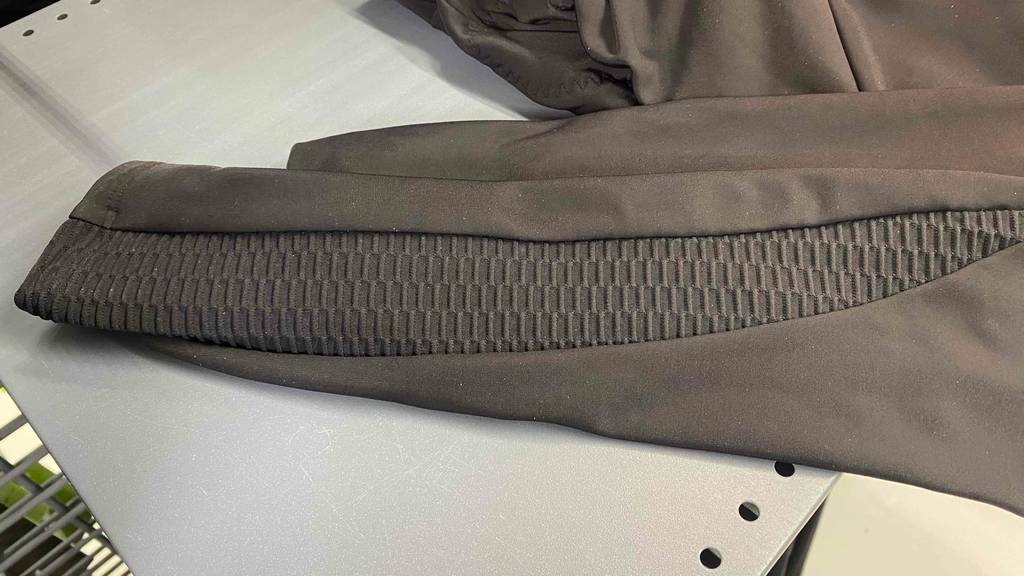 Detailansicht des Hosenbeins einer getesteten langen Fahrradhose.