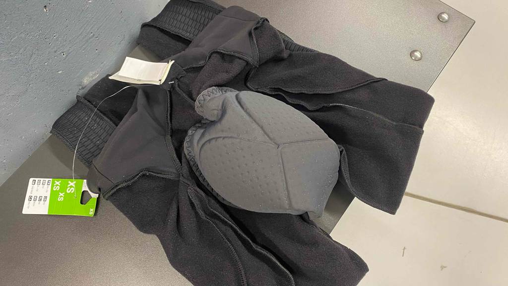 Fahrradhose lang im Test: nach außen gedrehte Hose mit Innenansicht des Schritts.