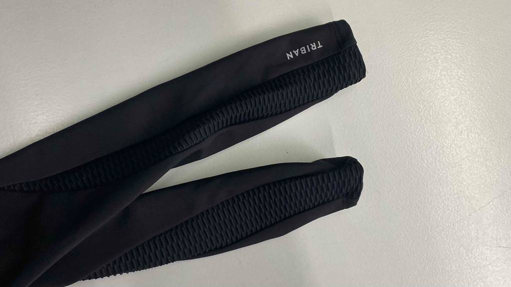 Fahrradhose lang im Test: Ansicht der Hosenbeine mit Schriftzug am unteren Ende.